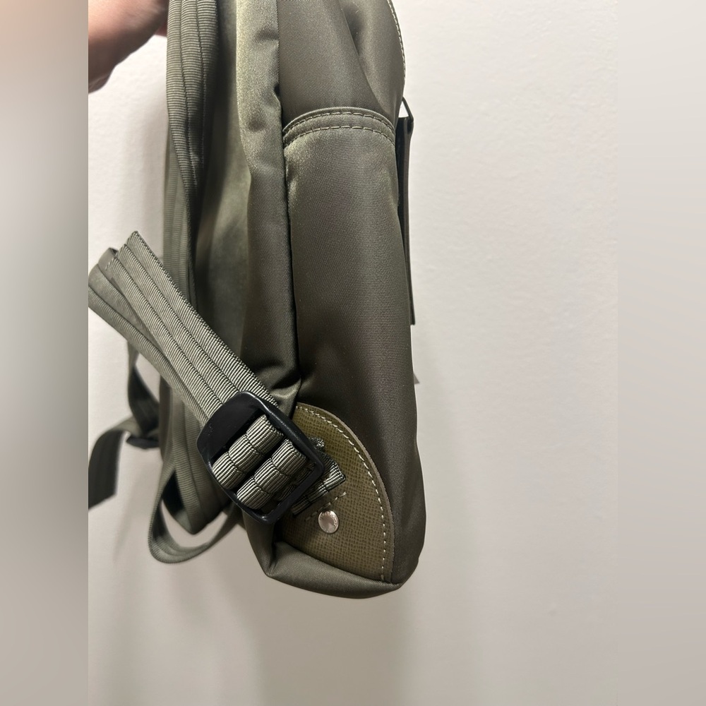 Longchamp Unisex Olive Nylon Daypack with Front Zip Pockets NWOT - Picture 5 of 12
